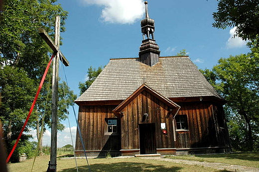Chotelek - najstarszy drewniany kościół wv regionie kieleckim
