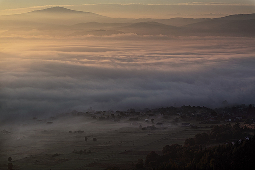 wiatocie. Poranek nad Beskidami