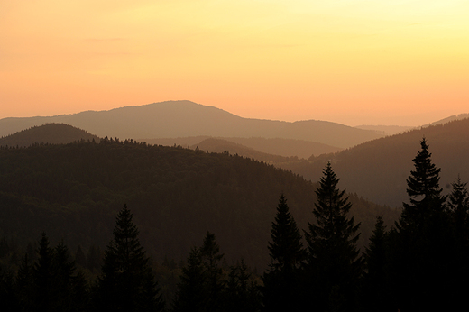 Wielka Racza w kolorach zachodzcego soca. Beskid ywiecki