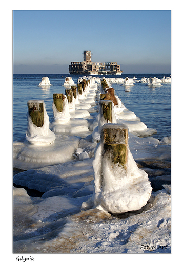 Gdynia Babie Doy. Oblodzone falochrony i torpedownia