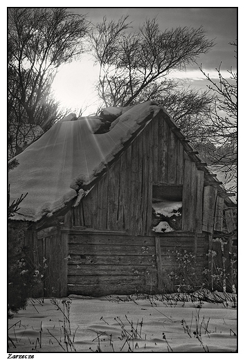 Zarzecze - stary drewniany dom w zachodzcym zimowym socu