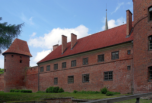 Frombork. Ufortyfikowana gotycka katedra - widok z mostu na stron poudniow.