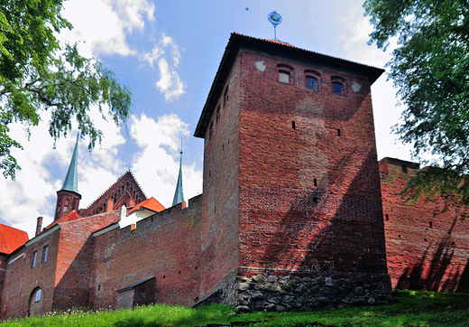 Frombork. Fragment warowni od strony wiey Kopernika.