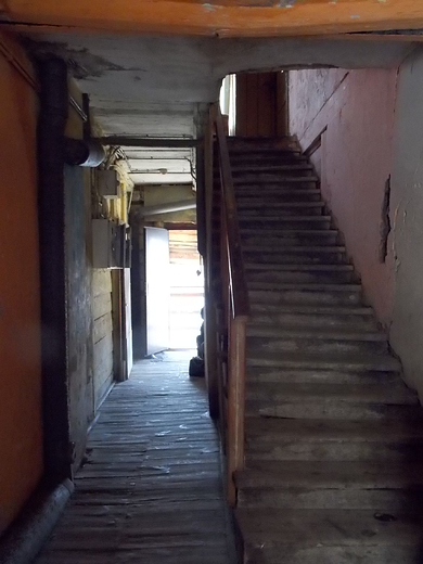 Grjec. Fragment klatki schodowej w starym drewnianym domu.