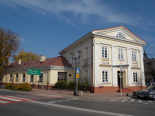 Grjec. Szkoa Podstawowa w budynku dawnych koszar carskich.