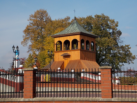 Grjec. Drewniana dzwonnica z 1889 r. przy kociele p.w. w. Mikoaja Biskupa.