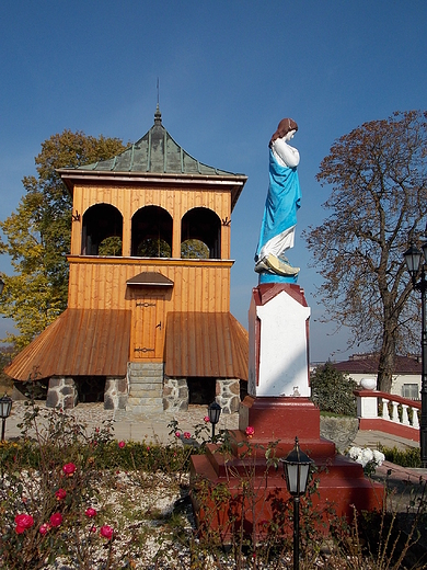 Grjec. Drewniana dzwonnica z 1889 r. przy kociele p.w. w. Mikoaja Biskupa.
