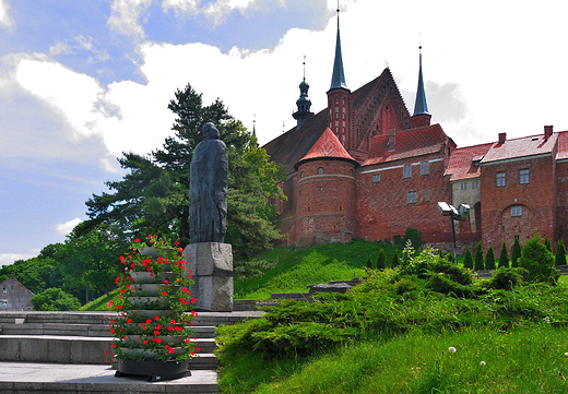 Frombork. Pomnik M. Kopernika i wzgrze katedralne.