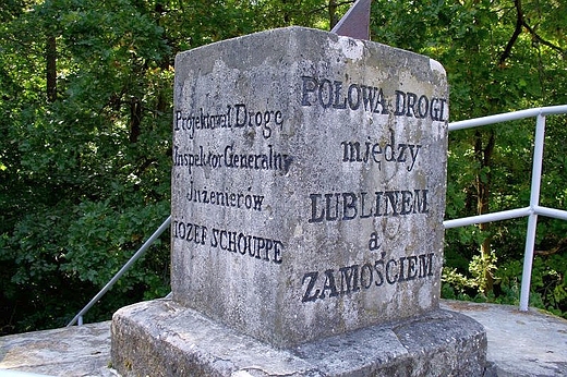 opiennik- droga S17, poowa drogi pomidzy Lublinem, a Zamociem.