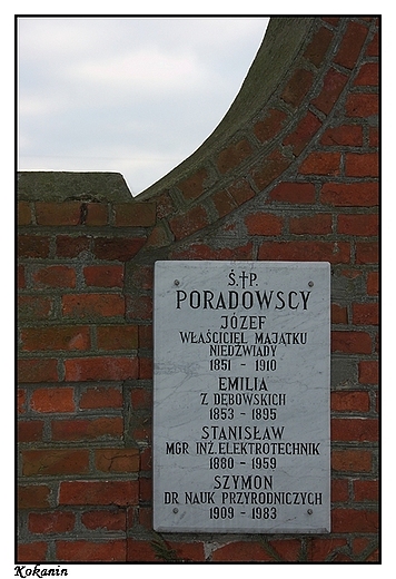 Kokanin - cmentarz parafialny, fragment grobowca ostatnich zarządców majątku zmiemskiego w Niedźwiadach