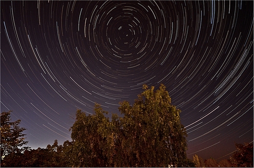 Nocne niebo nad Suwakami.