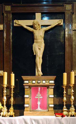 Sanktuarium na Świętym Krzyżu. Kaplica Oleśnickich-fragment ołtarza z relikwiami Świętego Krzyża.