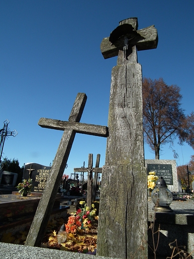 Drewniane krzye na cmentarzu w Wilkoazie