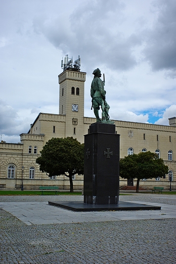 Radom - pomnik Legionisty na tle Ratusza..