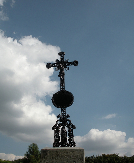 Krzyż na cmentarzu klasztornym