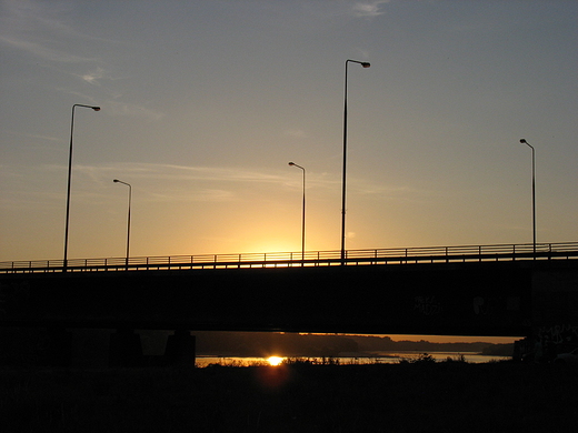 Most Grota Roweckiego przed zachodem soca