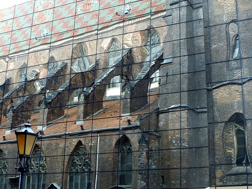 Odbicie gotyckiej katedry w. Marii Magdaleny polskokatolicy w nowoczesnym gmachu