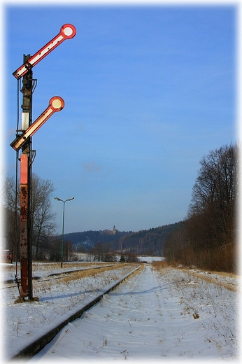 nieczynna stacja kolejowa Jugowice- widok na zamek Grodno w Zagrzu lskim