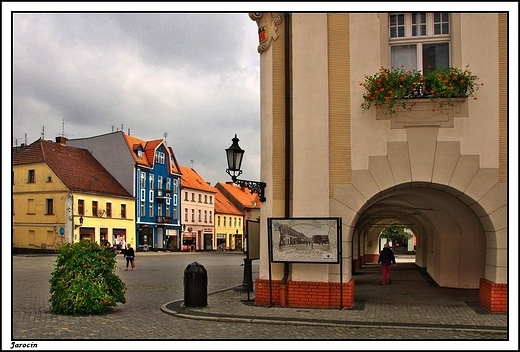 Jarocin - rynek, kamieniczki i fragment ratusza