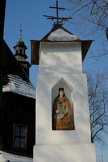 Kapliczka Królowej Jadwigi obok kościoła w Gilowicach