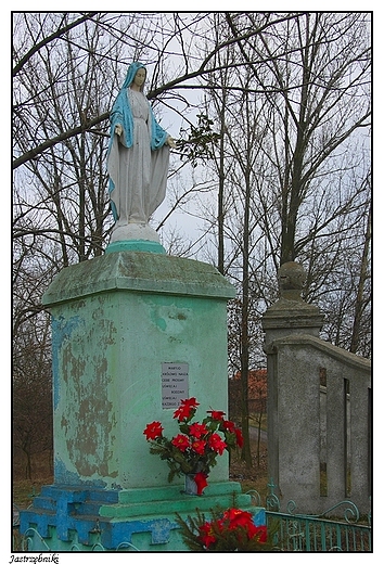 Jastrzbniki - figura Matki Boej stojca przed wjazdem do zespou dworskiego