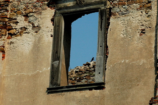 Bodzentyn - okno w biskupiej rezydencji