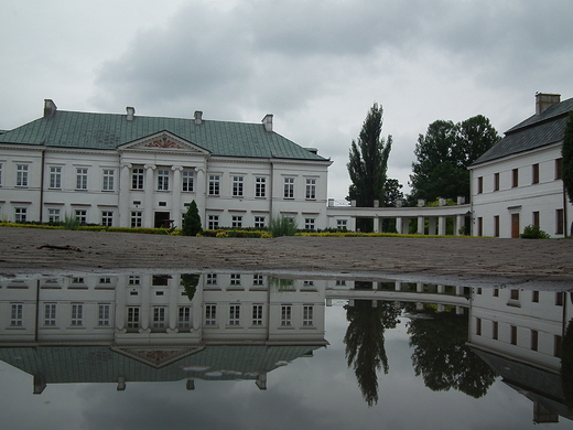 Zesp Paacowo-Parkowy w Kocku Paac Jabonowskich - odbicie w kauy