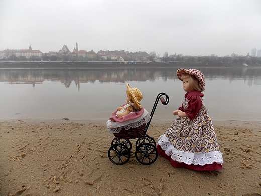 Warszawa. Przedwojenne laleczki z porcelany nad Wis.