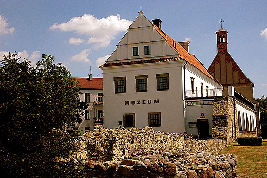 Wielu, ruiny przed wejciem do miejskiego muzeum