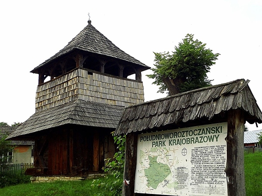 Zabytkowa dzwonnica przy grekokatolickiej cerkwi