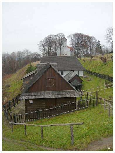 Skansen w Dobczycach. W oddali koci w. Jana Chrzciciela