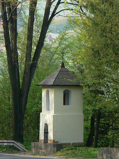 Kapliczka stojca przy drodze do Rytra.