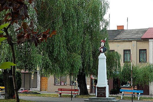 Szczekociny - kolorowy pomnik na rynku