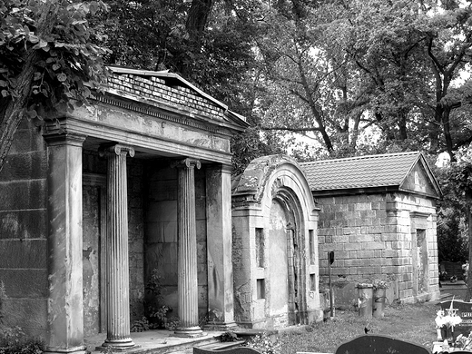 Poniemieckie grobowce-mauzolea na miejskim cmentarzu