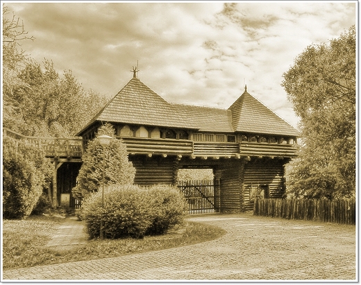 W Muzeum Pierwszych Piastw - brama