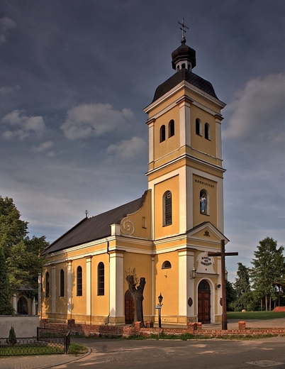 Szamocin - koci NMP wzniesiony w latach 1900-1905.