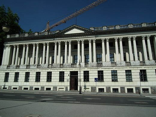 Biblioteka Raczyskich na Pl.Wolnoci 19 - frontowa elewacja wzorowana  na paryskim Luwrze