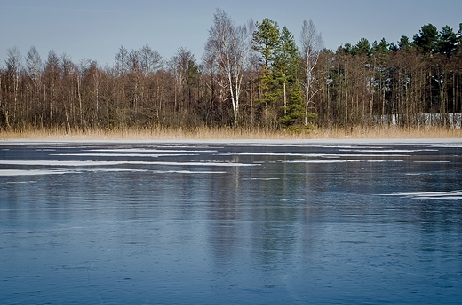 Jezioro Czarne pod lodem.