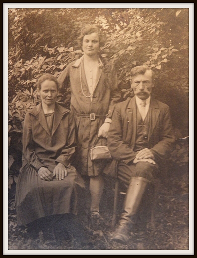 zdjcie fotografii rodzinnej z koca lat dwudziestych XX wieku