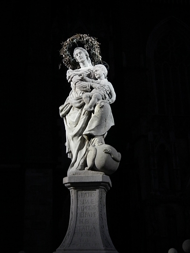 Figura Matki Boej przed Katedr w. Jana Chrzciciela  - Ostrw Tumski