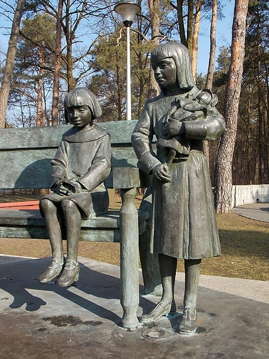 Sulejwek. Fragment pomnika Marszaka J. Pisudskiego. Crki Wanda i Jadwiga.