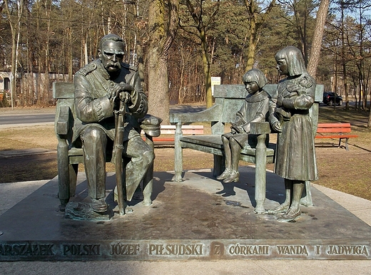Sulejwek. Pomnik Marszaka J. Pisudskiego z crkami.