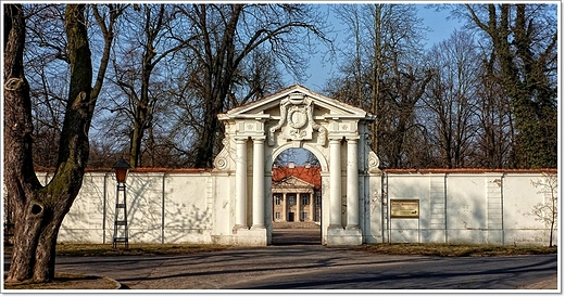 Czerniejewo - zesp paacowy, brama wjazdowa