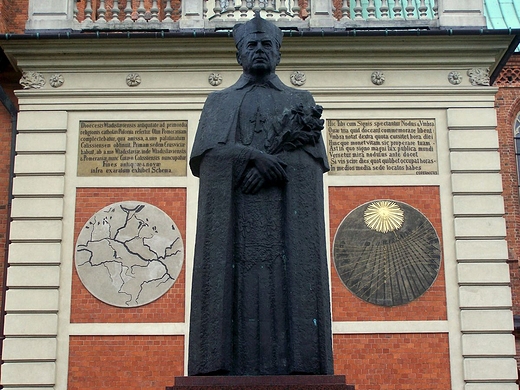 Pomnik Prymasa Wyszyskiego przed katedr