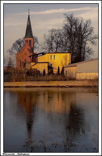 Wieruszw - koci ewangelicki w kolorach zachodzcego soneczka