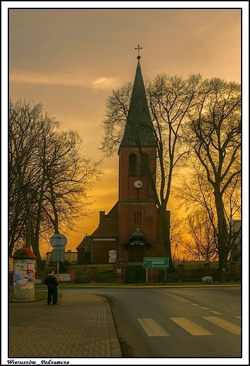 Wieruszw - koci ewangelicki w kolorach zachodzcego soneczka