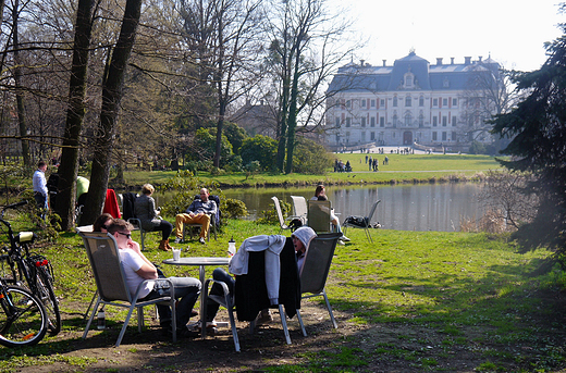 Pierwszy dzie wiosny w Pszczynie. Park Zamkowy. W gbi pszczyski paac.