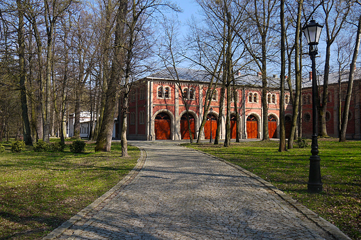 Pierwszy dzie wiosny w Pszczynie. Park Zamkowy. Dawne stajnie.