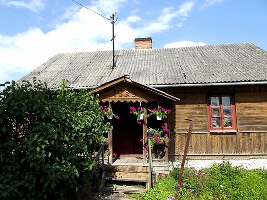 Prawie stuletnia chata na terenie Krzczonowskiego Parku Krajobrazowego