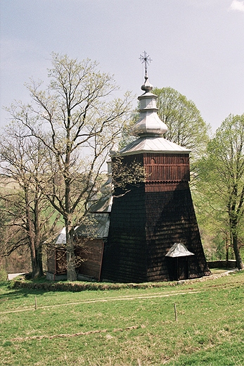 Łemkowska cerkiew w Wojkowej. Góry Leluchowskie